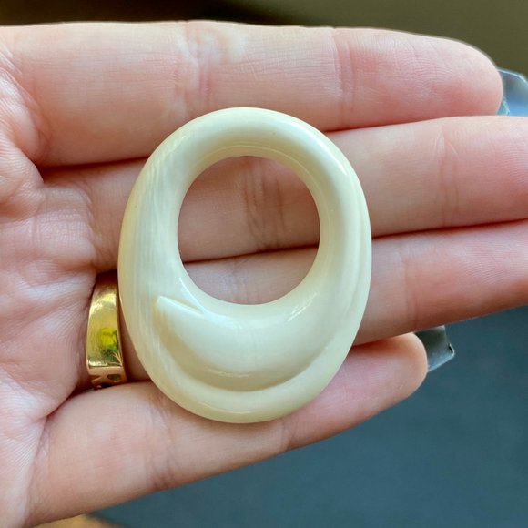 Vintage White/Cream Earrings - Picture 2 of 3